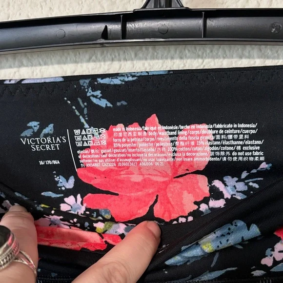 Sz 16 Victoria’s Secret  Black Floral Leggings - Picture 2 of 6